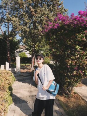 Moon Ji-in Instagram - 멍멍이🐶와 냐옹이 🐱의 나라
내 스타일의 패턴들이 가득한 나라🪢
음식도 내 입맛에 딱맞는 나라🍄🍗🍕🍑

그런데 그런곳도 누구와 가는게 제일 중요함🥸

같이 함께한  모두들 🩵해요
.
#터키#튀르키예#이스탄불
#Türkiye#Turkey#Istanbul