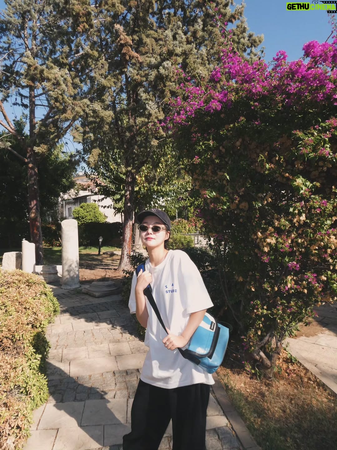 Moon Ji-in - 9.5K Likes - 멍멍이🐶와 냐옹이 🐱의 나라
내 스타일의 패턴들이 가득한 나라🪢
음식도 내 입맛에 딱맞는 나라🍄🍗🍕🍑

그런데 그런곳도 누구와 가는게 제일 중요함🥸

같이 함께한  모두들 🩵해요
.
#터키#튀르키예#이스탄불
#Türkiye#Turkey#Istanbul