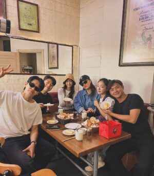Moon Ji-in Instagram - 멍멍이🐶와 냐옹이 🐱의 나라
내 스타일의 패턴들이 가득한 나라🪢
음식도 내 입맛에 딱맞는 나라🍄🍗🍕🍑

그런데 그런곳도 누구와 가는게 제일 중요함🥸

같이 함께한  모두들 🩵해요
.
#터키#튀르키예#이스탄불
#Türkiye#Turkey#Istanbul