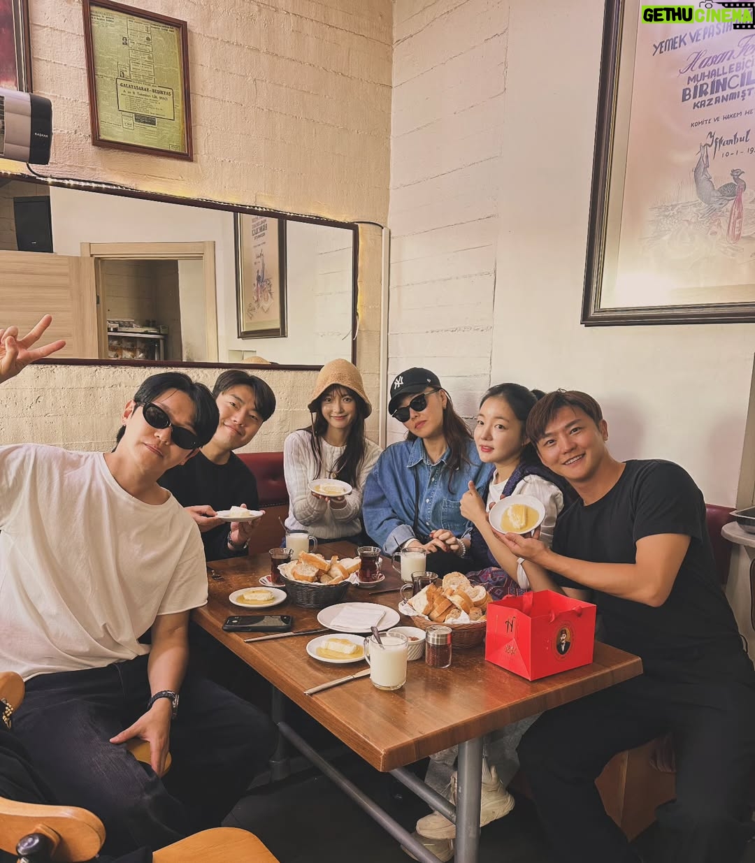 Moon Ji-in - 9.5K Likes - 멍멍이🐶와 냐옹이 🐱의 나라
내 스타일의 패턴들이 가득한 나라🪢
음식도 내 입맛에 딱맞는 나라🍄🍗🍕🍑

그런데 그런곳도 누구와 가는게 제일 중요함🥸

같이 함께한  모두들 🩵해요
.
#터키#튀르키예#이스탄불
#Türkiye#Turkey#Istanbul