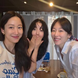 Moon Ji-in Instagram - 혜빈언니 눈 어플쓴거아님 😍 
현진언니 장꾸미 생김 🥰
생로병사 작가님들인줄 알았던 두 해영이 사이에 지인😆
모두모두 건강만 하게 해주세요♡♡♡♡
.
.
#생로병사스터디