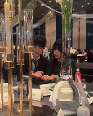Moon Ji-in Instagram - 피드가 지워짐 이슈로 다시....(하아...ㅠ)
뭐라고 했냐믄요 제가...🥲
1.기리씨가 사회라서 일찍갔는데도 사진 못찍어서 합성했구
2. 보라가 이날 너무 이쁘고 사랑스럽고 흥부자라서 덩달아 
  흥이 나버렸다고 했고..
3. 잘살고 보라야 사랑한다 했음요!!!
.@nambora
.
#남보라#결혼식#워커힐#웨딩#흥부자
#나는야멍청이
#잔인한인스타