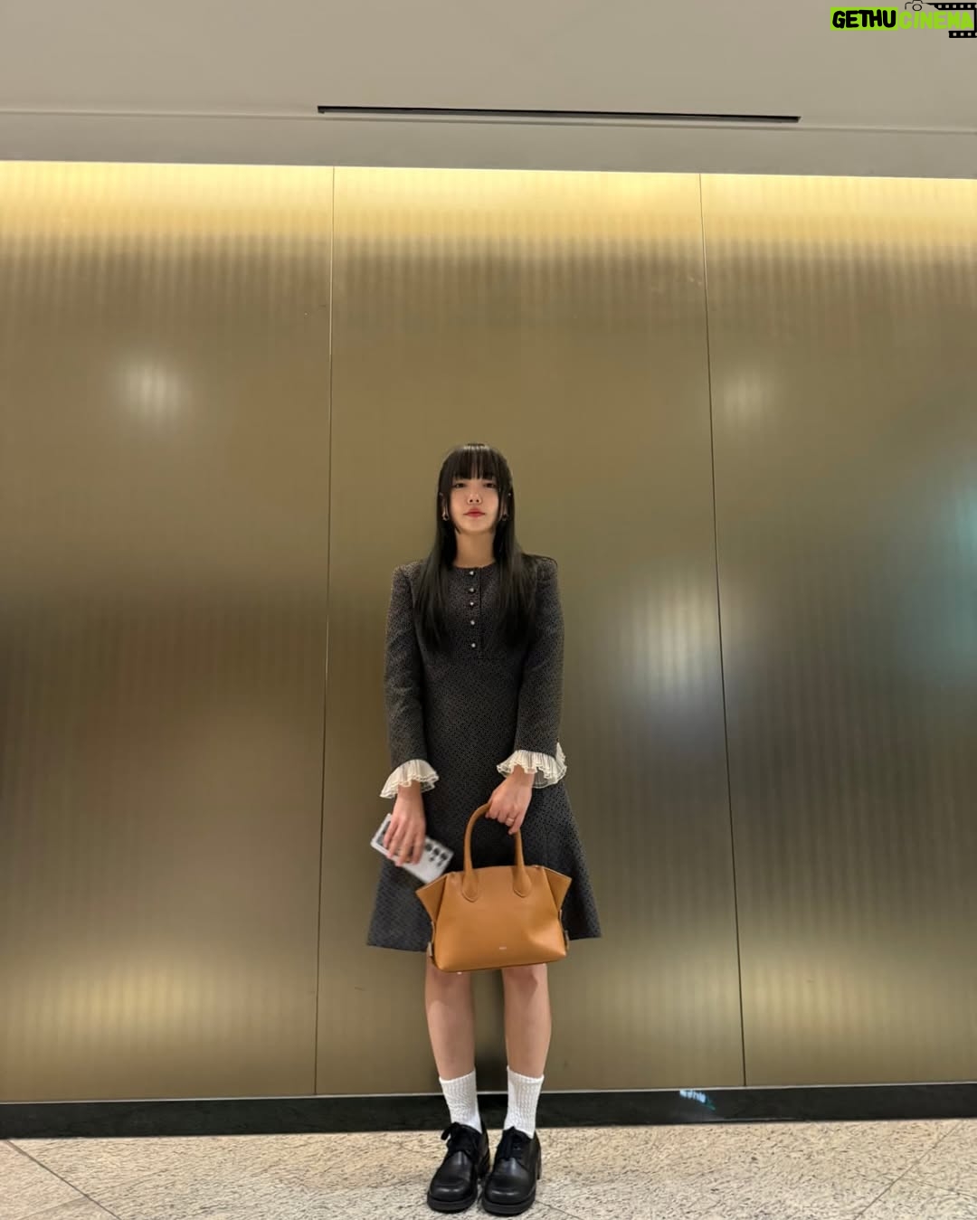 Moon Ji-in - 3.5K Likes - 피드가 지워짐 이슈로 다시....(하아...ㅠ)
뭐라고 했냐믄요 제가...🥲
1.기리씨가 사회라서 일찍갔는데도 사진 못찍어서 합성했구
2. 보라가 이날 너무 이쁘고 사랑스럽고 흥부자라서 덩달아 
  흥이 나버렸다고 했고..
3. 잘살고 보라야 사랑한다 했음요!!!
.@nambora
.
#남보라#결혼식#워커힐#웨딩#흥부자
#나는야멍청이
#잔인한인스타