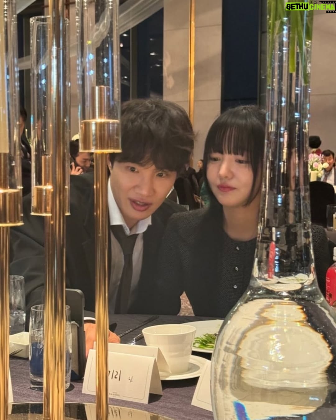 Moon Ji-in - 3.5K Likes - 피드가 지워짐 이슈로 다시....(하아...ㅠ)
뭐라고 했냐믄요 제가...🥲
1.기리씨가 사회라서 일찍갔는데도 사진 못찍어서 합성했구
2. 보라가 이날 너무 이쁘고 사랑스럽고 흥부자라서 덩달아 
  흥이 나버렸다고 했고..
3. 잘살고 보라야 사랑한다 했음요!!!
.@nambora
.
#남보라#결혼식#워커힐#웨딩#흥부자
#나는야멍청이
#잔인한인스타