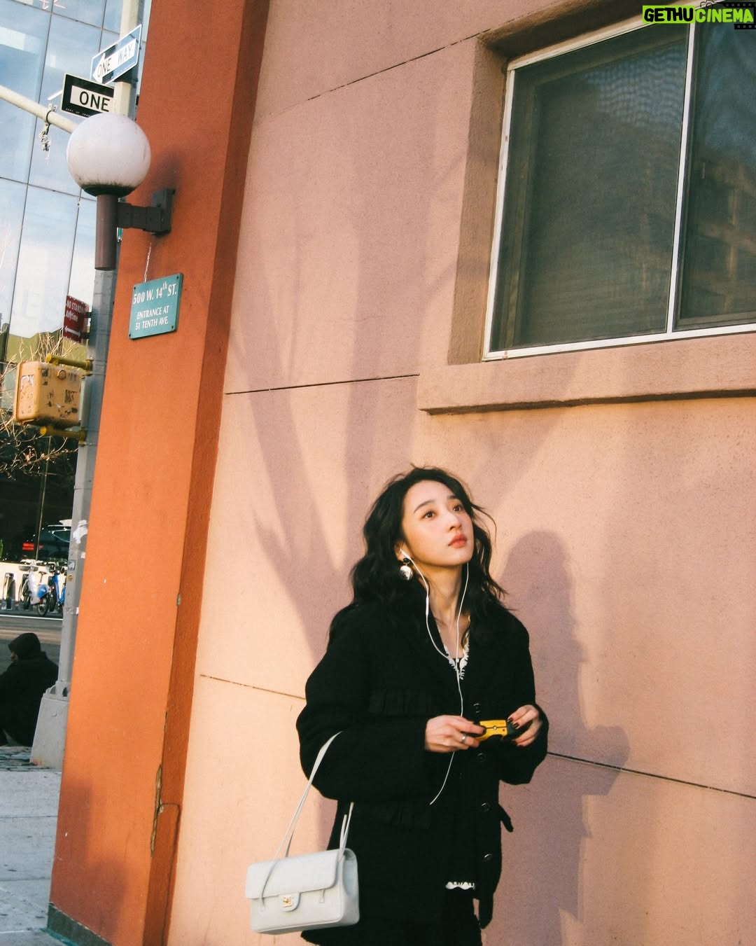 Moon Lee - 29.2K Likes - 咬一口杯子蛋糕天氣就放晴了🧁

.
#CHANELSpringSummer
@chanelofficial @matthieu_blazy