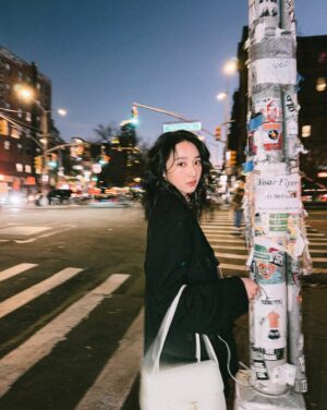 Moon Lee Instagram - 咬一口杯子蛋糕天氣就放晴了🧁

.
#CHANELSpringSummer
@chanelofficial @matthieu_blazy