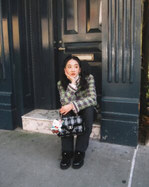 Moon Lee Instagram - Day one in New York
街上散步，去喜歡的書店買了幾本書，走進Russ& daughters 大喊請給我lower sunny side 🥯🗽

#CHANELMetiersdArt #CHANELShow @chanelofficial @matthieu_blazy