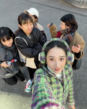Moon Lee Instagram - Day one in New York
街上散步，去喜歡的書店買了幾本書，走進Russ& daughters 大喊請給我lower sunny side 🥯🗽

#CHANELMetiersdArt #CHANELShow @chanelofficial @matthieu_blazy