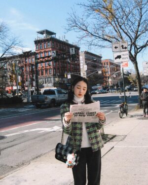 Moon Lee Instagram - Day one in New York
街上散步，去喜歡的書店買了幾本書，走進Russ& daughters 大喊請給我lower sunny side 🥯🗽

#CHANELMetiersdArt #CHANELShow @chanelofficial @matthieu_blazy