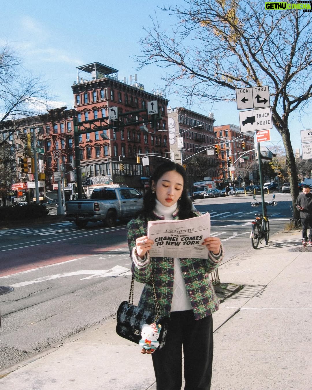 Moon Lee - 14.7K Likes - Day one in New York
街上散步，去喜歡的書店買了幾本書，走進Russ& daughters 大喊請給我lower sunny side 🥯🗽

#CHANELMetiersdArt #CHANELShow @chanelofficial @matthieu_blazy