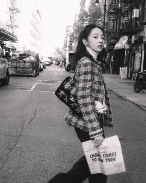 Moon Lee Instagram - Day one in New York
街上散步，去喜歡的書店買了幾本書，走進Russ& daughters 大喊請給我lower sunny side 🥯🗽

#CHANELMetiersdArt #CHANELShow @chanelofficial @matthieu_blazy