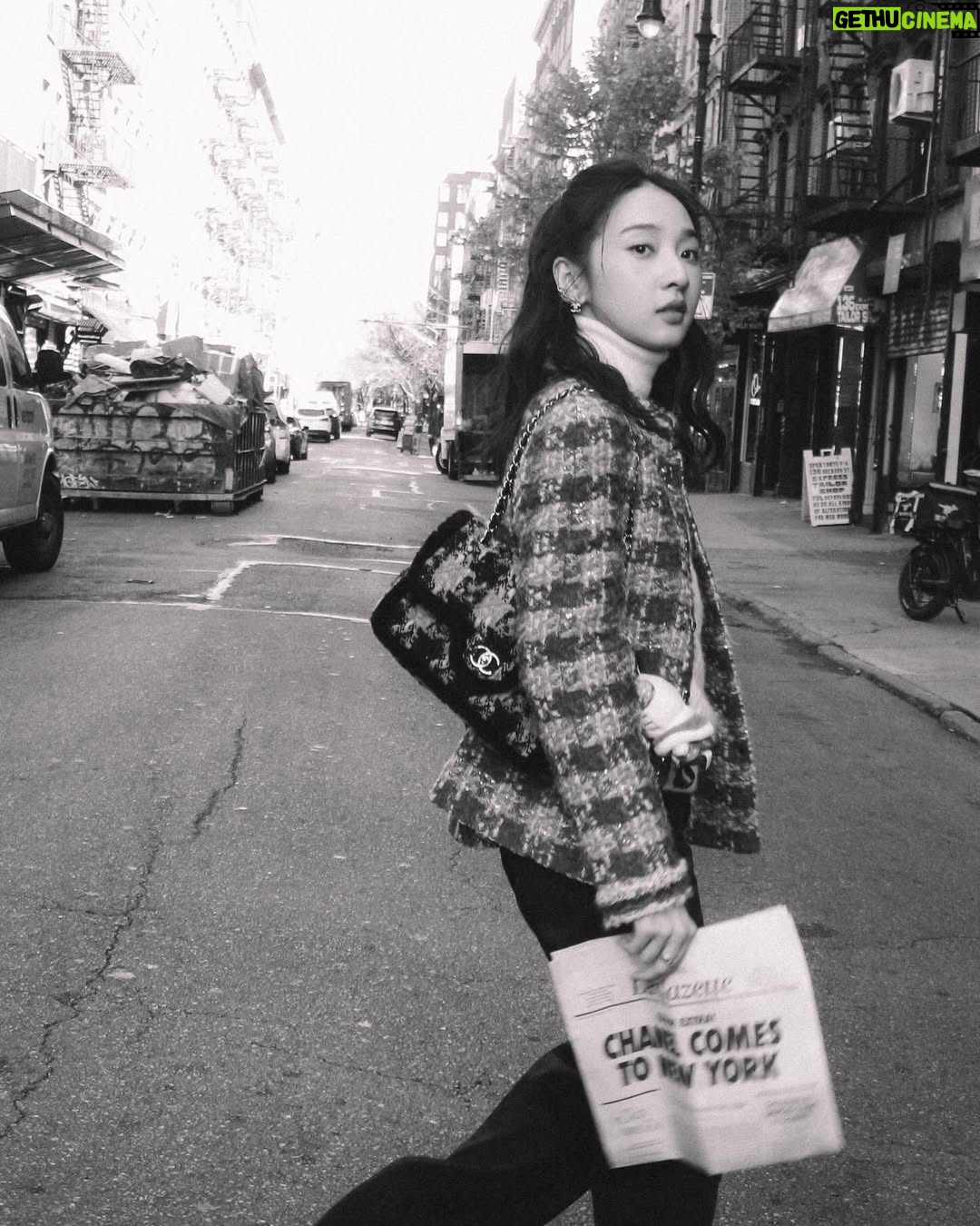 Moon Lee - 14.7K Likes - Day one in New York
街上散步，去喜歡的書店買了幾本書，走進Russ& daughters 大喊請給我lower sunny side 🥯🗽

#CHANELMetiersdArt #CHANELShow @chanelofficial @matthieu_blazy