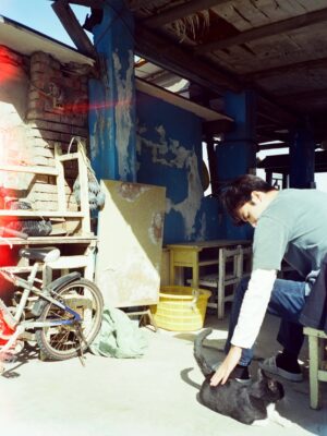 Moon Lee Instagram - ☀️
出發前往下一個任務和下下個任務
以為臨出門前會離情依依
沒想到匆忙到沒能好好告訴庫瑪我要去哪
（因為他一直叫表示要散步，就被帶出門了）

我出發啦
回顧相簿，拍太陽的時候似乎非常專注
沒有太多可以分享的照片
這幾張是去海邊那天邊玩邊拍留下的

好想去看海啊
那時候真該多拍點照片

@hadinotseenthesun1225 
@make_a_deal__