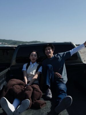 Moon Lee Instagram - ☀️
出發前往下一個任務和下下個任務
以為臨出門前會離情依依
沒想到匆忙到沒能好好告訴庫瑪我要去哪
（因為他一直叫表示要散步，就被帶出門了）

我出發啦
回顧相簿，拍太陽的時候似乎非常專注
沒有太多可以分享的照片
這幾張是去海邊那天邊玩邊拍留下的

好想去看海啊
那時候真該多拍點照片

@hadinotseenthesun1225 
@make_a_deal__