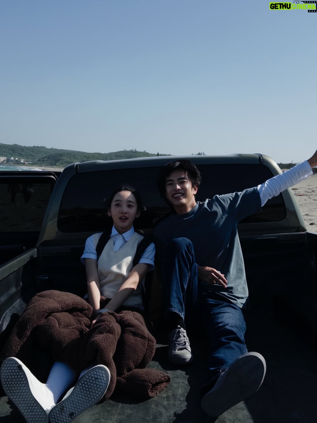 Moon Lee - 16.1K Likes - ☀️
出發前往下一個任務和下下個任務
以為臨出門前會離情依依
沒想到匆忙到沒能好好告訴庫瑪我要去哪
（因為他一直叫表示要散步，就被帶出門了）

我出發啦
回顧相簿，拍太陽的時候似乎非常專注
沒有太多可以分享的照片
這幾張是去海邊那天邊玩邊拍留下的

好想去看海啊
那時候真該多拍點照片

@hadinotseenthesun1225 
@make_a_deal__