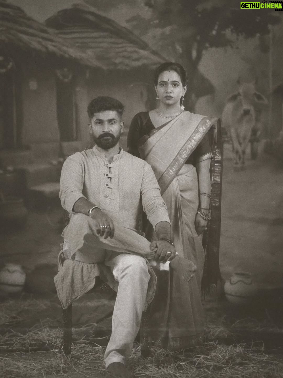 Moulya - 263.5K Likes - This was my dream to recreate
Concept by @moulya_offl “Back in those days, even standing next to your husband for a photo felt like a bold move. Love was quiet, respect was loud, and emotions were captured in glances — not poses. Our vintage shoot brings back that timeless charm, where simplicity told the most beautiful stories.”
Comment ur opinion 😍
Tq for this photography🙌🏼❤️ @chidu.ln_portraits