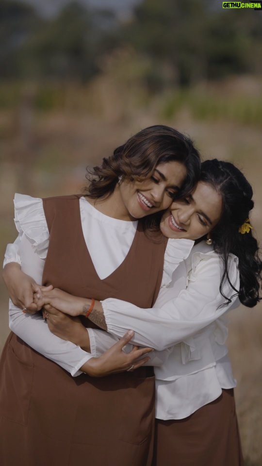 Moulya - 85.4K Likes - Sil means a backup❤️❤️
@amruthaabishek 

Our costume 
By @classy_renthouse 
@classy.designerhouse 

Mua 
@makeoverby_sridhar_official 

Place 
@vintage_farms4007 

Videography
By @naveenvcphotography