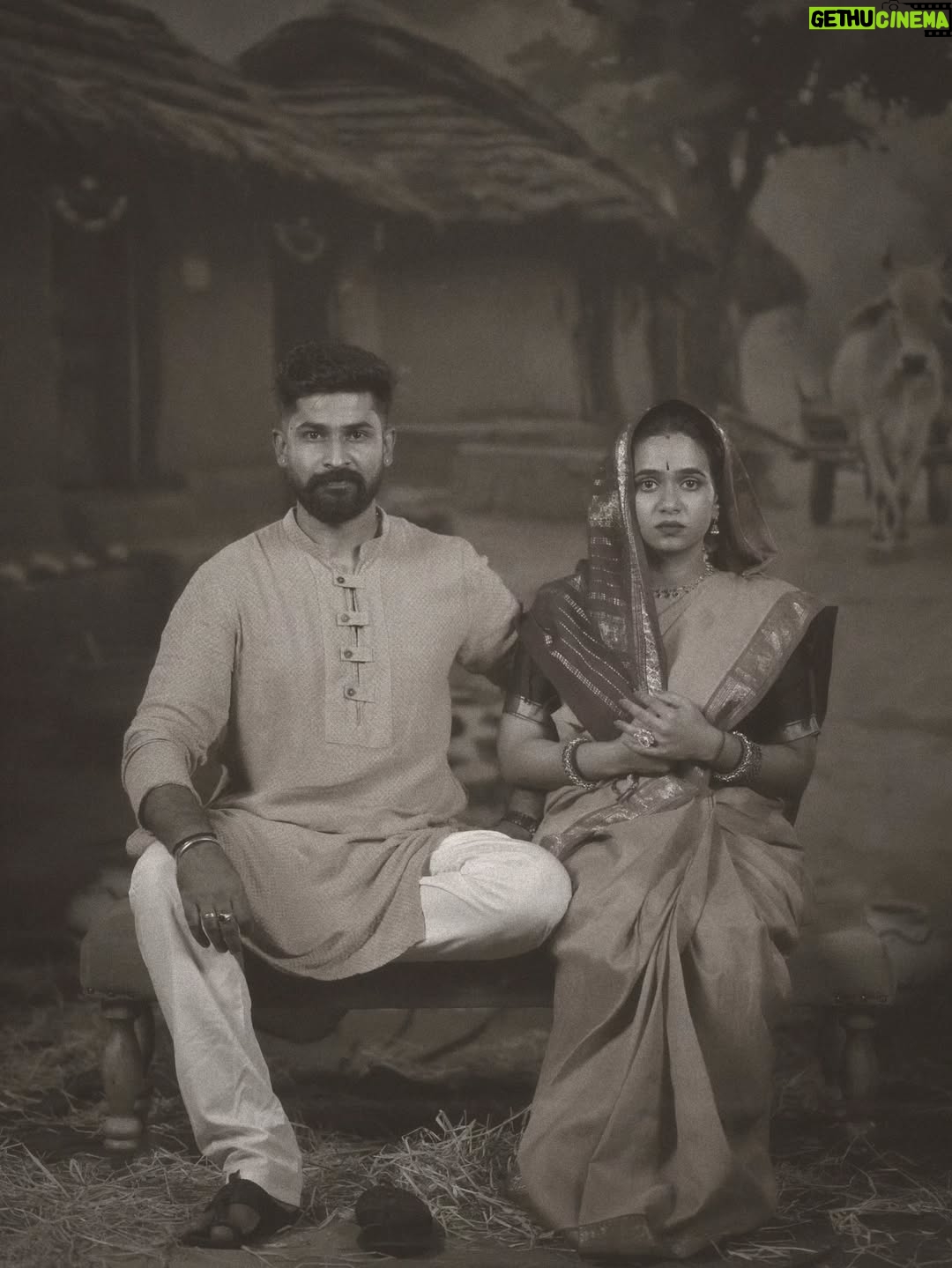 Moulya - 263.5K Likes - This was my dream to recreate
Concept by @moulya_offl “Back in those days, even standing next to your husband for a photo felt like a bold move. Love was quiet, respect was loud, and emotions were captured in glances — not poses. Our vintage shoot brings back that timeless charm, where simplicity told the most beautiful stories.”
Comment ur opinion 😍
Tq for this photography🙌🏼❤️ @chidu.ln_portraits