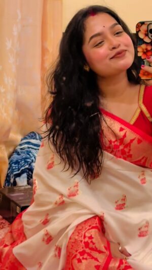 Moumita Tiya Mukherjee Instagram - Childhood favourite song ❤️❤️😅 and favourite actress too @juhiparmar ma’am ❤️❤️
Saree blouse from @mregankanaaaa ❤️
#reels #viral #instagram #reelsinstagram #viralvideos #reelitfeelit #serial #love