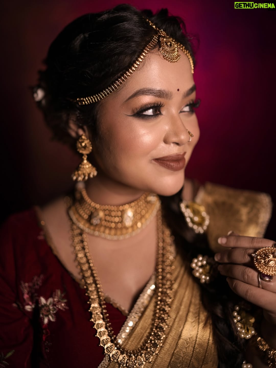 Moumita Tiya Mukherjee - 247 Likes - Class Demo On South Indian Look❤️

She: @moumita.tiya 
Hair: @shawsarita26 
Camera: @sweet98_ani