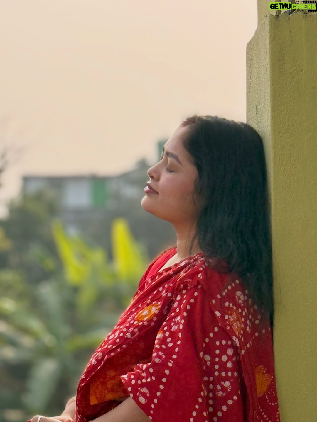Moumita Tiya Mukherjee - 777 Likes - শীতের দুপুর 🌸😌

#reel #photo #saree