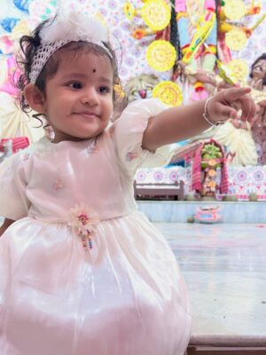 Moumita Tiya Mukherjee Instagram - আমাদের ষষ্ঠী ❤️❤️🧿🧿
#photo #pujo #durgapujo #sosthi #sosthisorted❤️ #mregankana #viral