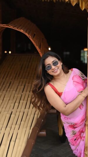 Moumita Tiya Mukherjee Instagram - এমনি 🙂↕️
photography @bivas_rupkotha ❤️
Saree - @moumita.tiya ❤️