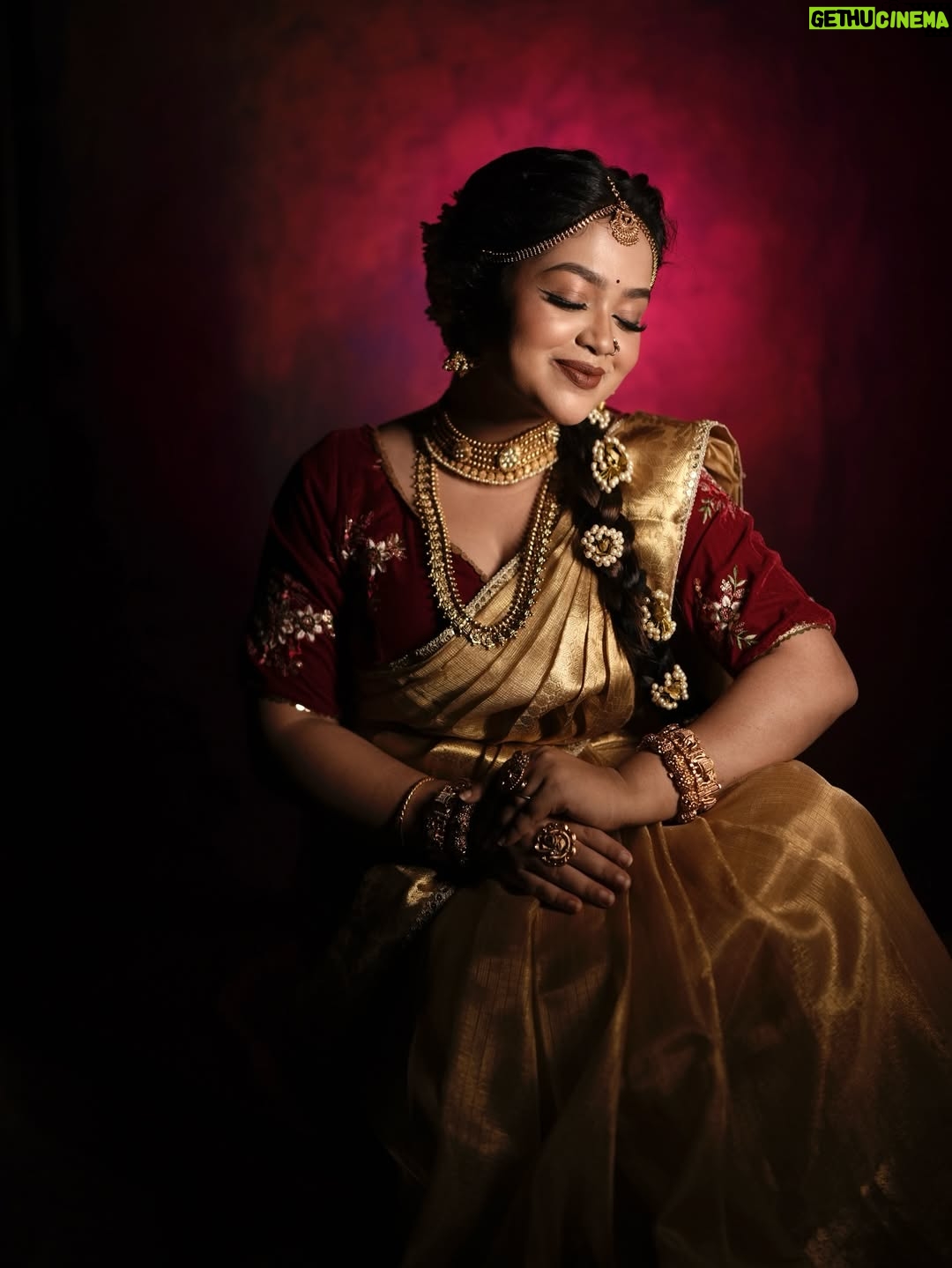 Moumita Tiya Mukherjee - 247 Likes - Class Demo On South Indian Look❤️

She: @moumita.tiya 
Hair: @shawsarita26 
Camera: @sweet98_ani