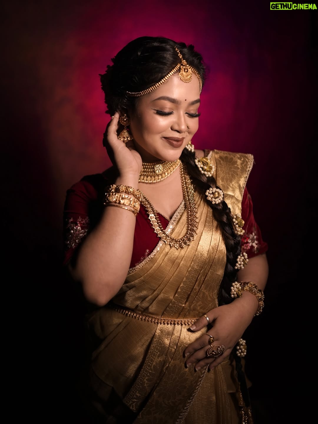 Moumita Tiya Mukherjee - 247 Likes - Class Demo On South Indian Look❤️

She: @moumita.tiya 
Hair: @shawsarita26 
Camera: @sweet98_ani