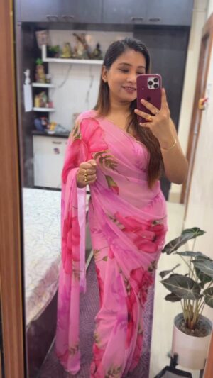 Moumita Tiya Mukherjee Instagram - রাধে রাধে 🙏🙏
Saree from @moumita.tiya