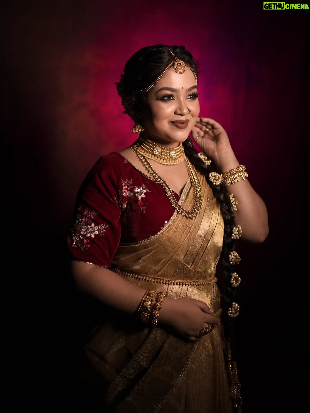 Moumita Tiya Mukherjee - 247 Likes - Class Demo On South Indian Look❤️

She: @moumita.tiya 
Hair: @shawsarita26 
Camera: @sweet98_ani