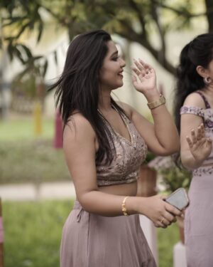 Mouna Guddemane Instagram - “At my best friend’s wedding, I’m the chief laughter officer.”😂♥️
PC: @vivahatantra 
____________________________________________
#mouna #mouna_guddemane #madve #bestfriendsforever #charu #mehandi #instagram #instagood #instadaily #love #dance