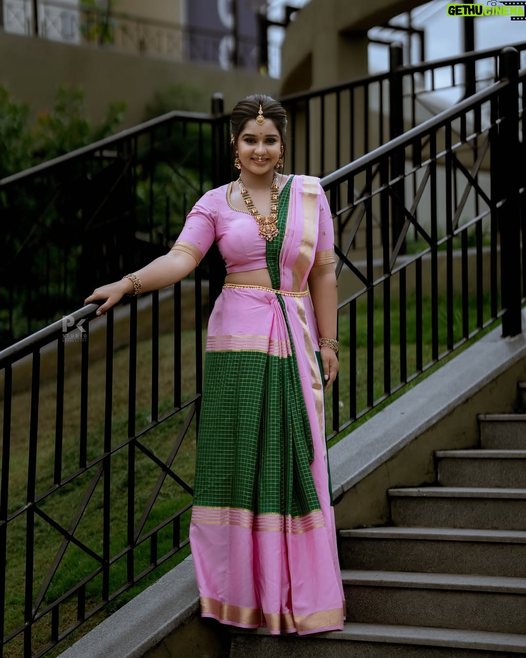 Mouna Guddemane - 43.1K Likes - 🪷🦚
MUA: @makeup_by_manju_ 
Hairdo: @makeover_with_manjula_ 
Styling: @savitha_reddy 
Saree: @sri_sai_mysore_silks 
Blouse: @versatile_design_studio 
Jewellery: @desilverstudioblr 
PC: @pkstudiophotography 
.
.
.
#mouna #mouna_guddemane #charu #saree #kantara #kannada #trending #viral #foryou #instagram #instamood #instadaily