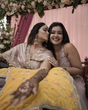 Mouna Guddemane Instagram - “At my best friend’s wedding, I’m the chief laughter officer.”😂♥️
PC: @vivahatantra 
____________________________________________
#mouna #mouna_guddemane #madve #bestfriendsforever #charu #mehandi #instagram #instagood #instadaily #love #dance