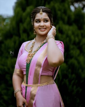 Mouna Guddemane Instagram - 🪷🦚
MUA: @makeup_by_manju_ 
Hairdo: @makeover_with_manjula_ 
Styling: @savitha_reddy 
Saree: @sri_sai_mysore_silks 
Blouse: @versatile_design_studio 
Jewellery: @desilverstudioblr 
PC: @pkstudiophotography 
.
.
.
#mouna #mouna_guddemane #charu #saree #kantara #kannada #trending #viral #foryou #instagram #instamood #instadaily