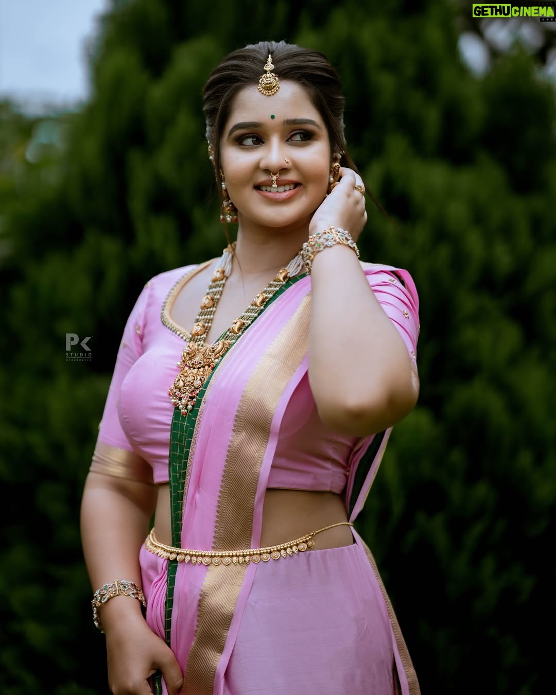 Mouna Guddemane - 43.1K Likes - 🪷🦚
MUA: @makeup_by_manju_ 
Hairdo: @makeover_with_manjula_ 
Styling: @savitha_reddy 
Saree: @sri_sai_mysore_silks 
Blouse: @versatile_design_studio 
Jewellery: @desilverstudioblr 
PC: @pkstudiophotography 
.
.
.
#mouna #mouna_guddemane #charu #saree #kantara #kannada #trending #viral #foryou #instagram #instamood #instadaily