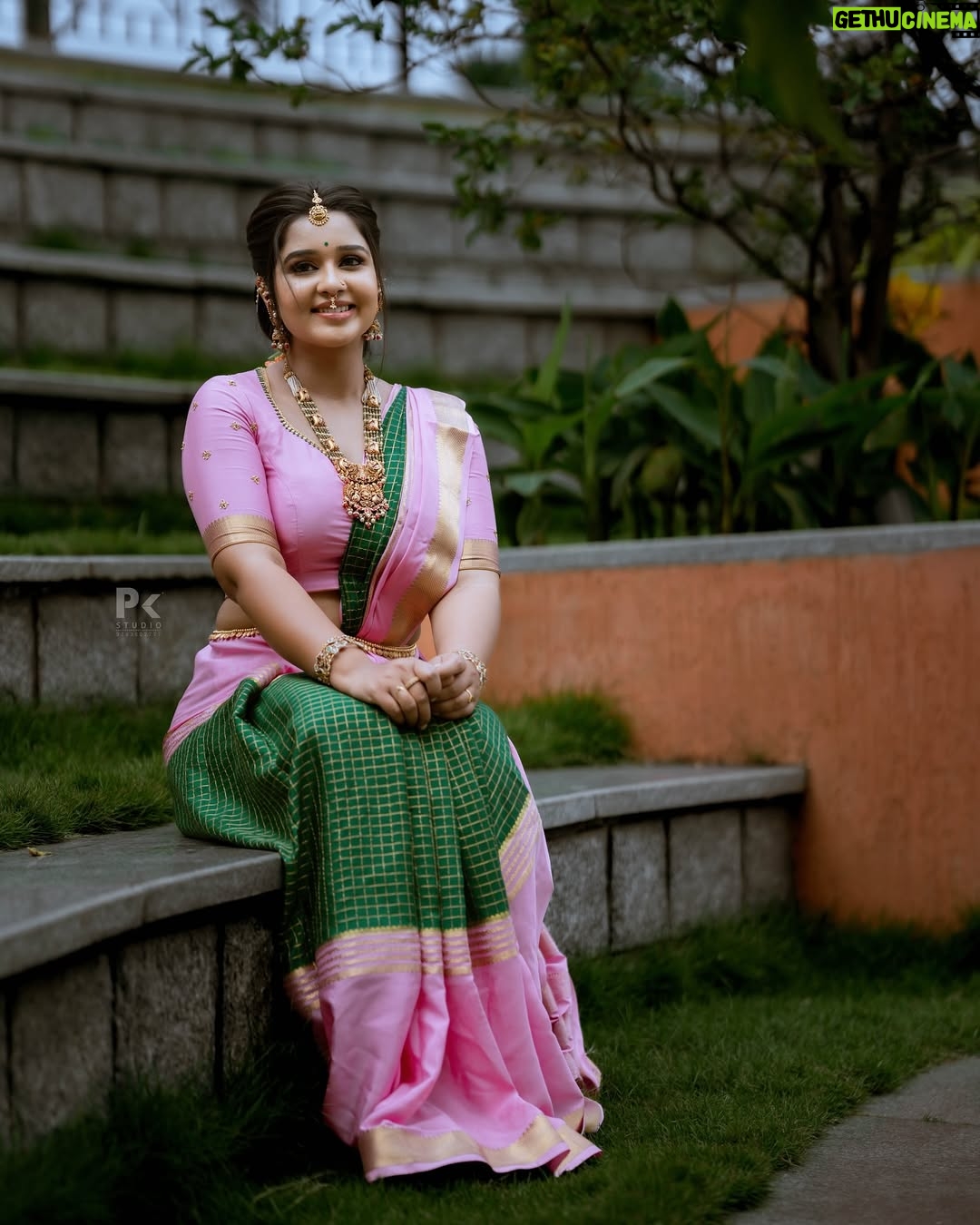 Mouna Guddemane - 43.1K Likes - 🪷🦚
MUA: @makeup_by_manju_ 
Hairdo: @makeover_with_manjula_ 
Styling: @savitha_reddy 
Saree: @sri_sai_mysore_silks 
Blouse: @versatile_design_studio 
Jewellery: @desilverstudioblr 
PC: @pkstudiophotography 
.
.
.
#mouna #mouna_guddemane #charu #saree #kantara #kannada #trending #viral #foryou #instagram #instamood #instadaily