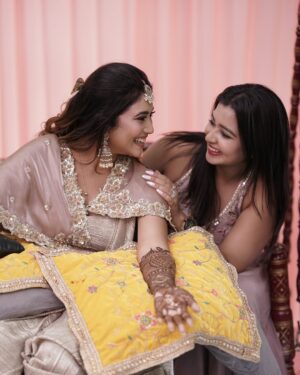 Mouna Guddemane Instagram - “At my best friend’s wedding, I’m the chief laughter officer.”😂♥️
PC: @vivahatantra 
____________________________________________
#mouna #mouna_guddemane #madve #bestfriendsforever #charu #mehandi #instagram #instagood #instadaily #love #dance