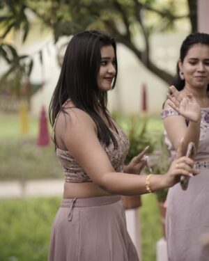 Mouna Guddemane Instagram - “At my best friend’s wedding, I’m the chief laughter officer.”😂♥️
PC: @vivahatantra 
____________________________________________
#mouna #mouna_guddemane #madve #bestfriendsforever #charu #mehandi #instagram #instagood #instadaily #love #dance