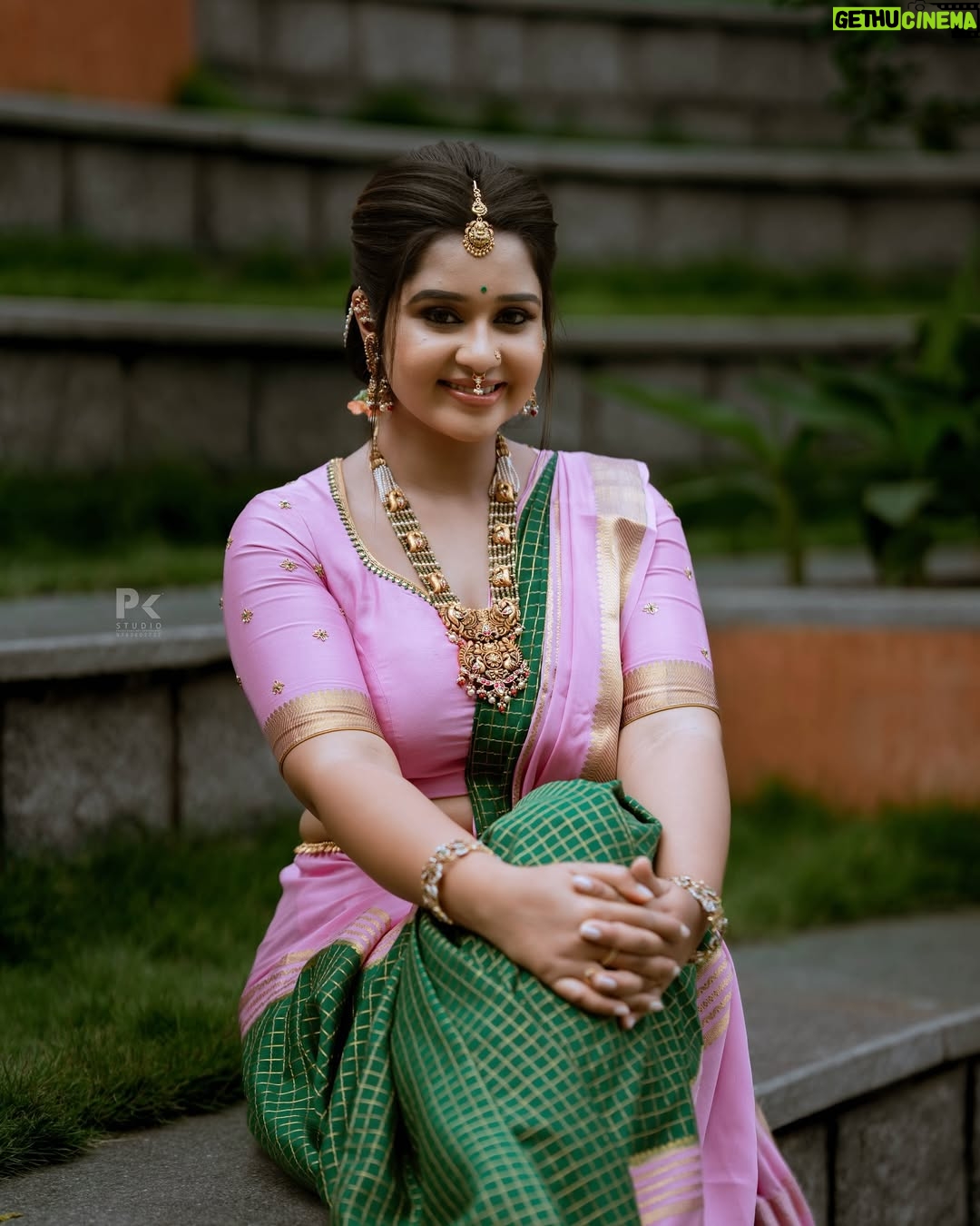 Mouna Guddemane - 43.1K Likes - 🪷🦚
MUA: @makeup_by_manju_ 
Hairdo: @makeover_with_manjula_ 
Styling: @savitha_reddy 
Saree: @sri_sai_mysore_silks 
Blouse: @versatile_design_studio 
Jewellery: @desilverstudioblr 
PC: @pkstudiophotography 
.
.
.
#mouna #mouna_guddemane #charu #saree #kantara #kannada #trending #viral #foryou #instagram #instamood #instadaily