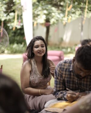 Mouna Guddemane Instagram - “At my best friend’s wedding, I’m the chief laughter officer.”😂♥️
PC: @vivahatantra 
____________________________________________
#mouna #mouna_guddemane #madve #bestfriendsforever #charu #mehandi #instagram #instagood #instadaily #love #dance