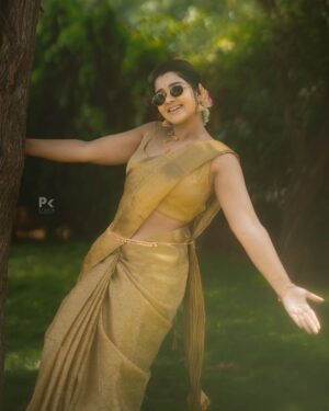 Mouna Guddemane Instagram - Golden mood, graceful vibe ✨💛
Saree: @achchari_sarees 
Choker: @shimmerwithlove 
MUA: @makeup_by_manju_ 
Hairdo & styling : @makeover_with_manjula_ 
PC: @pkstudiophotography 
Designer : @rhythm_designer_studio 
.
.
.
#mouna #mouna_guddemane #charu #saree #ᴅʙᴏss #traditonal #kannadasong #kannada #trending #instagram #foryou #instagood