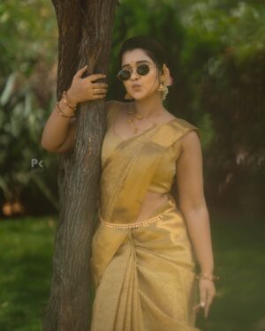 Mouna Guddemane Instagram - Golden mood, graceful vibe ✨💛
Saree: @achchari_sarees 
Choker: @shimmerwithlove 
MUA: @makeup_by_manju_ 
Hairdo & styling : @makeover_with_manjula_ 
PC: @pkstudiophotography 
Designer : @rhythm_designer_studio 
.
.
.
#mouna #mouna_guddemane #charu #saree #ᴅʙᴏss #traditonal #kannadasong #kannada #trending #instagram #foryou #instagood