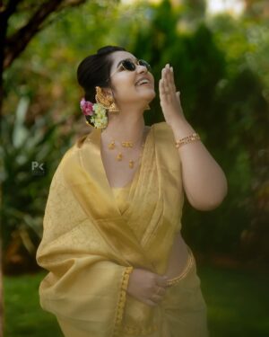 Mouna Guddemane Instagram - Golden mood, graceful vibe ✨💛
Saree: @achchari_sarees 
Choker: @shimmerwithlove 
MUA: @makeup_by_manju_ 
Hairdo & styling : @makeover_with_manjula_ 
PC: @pkstudiophotography 
Designer : @rhythm_designer_studio 
.
.
.
#mouna #mouna_guddemane #charu #saree #ᴅʙᴏss #traditonal #kannadasong #kannada #trending #instagram #foryou #instagood