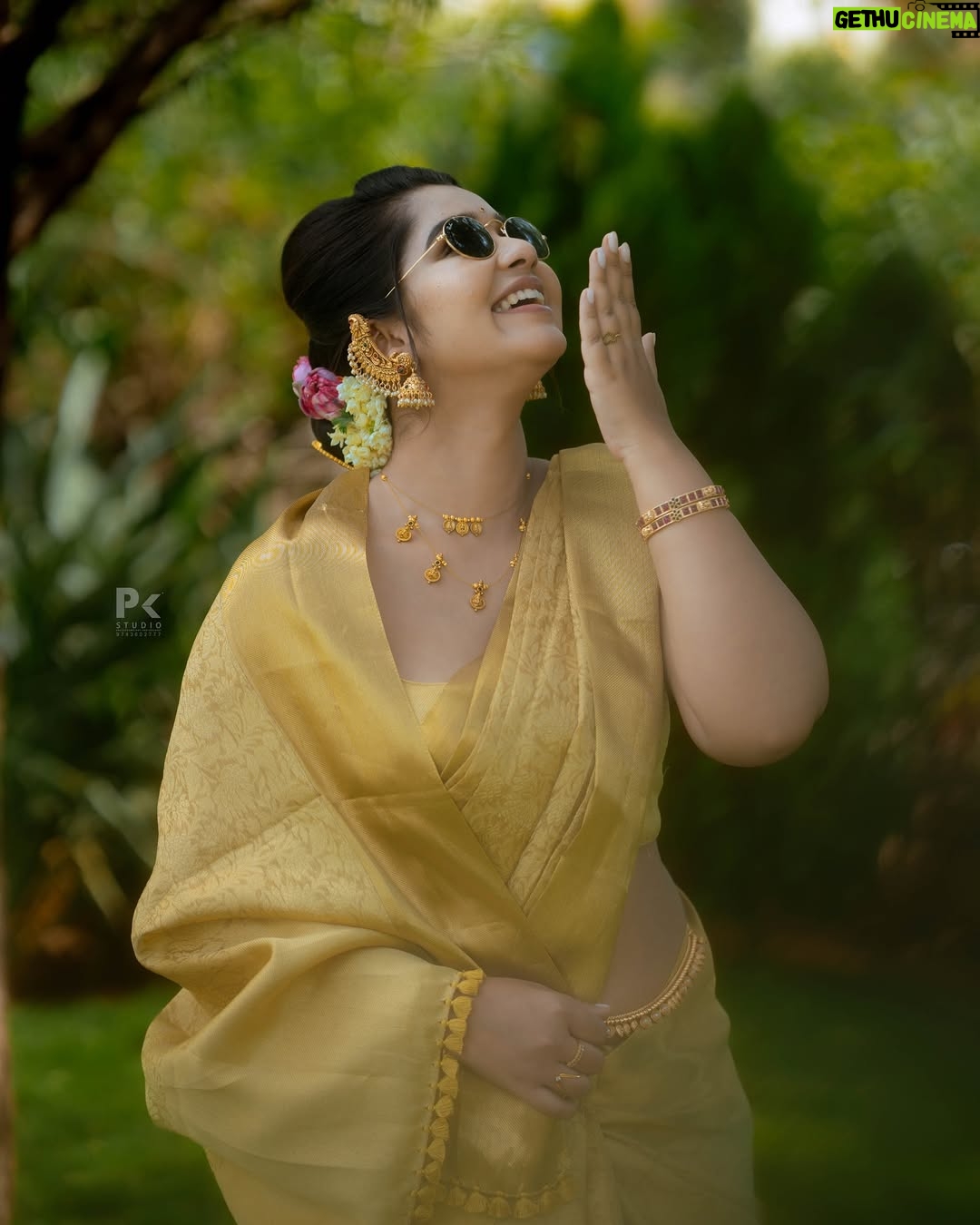 Mouna Guddemane - 69.6K Likes - Golden mood, graceful vibe ✨💛
Saree: @achchari_sarees 
Choker: @shimmerwithlove 
MUA: @makeup_by_manju_ 
Hairdo & styling : @makeover_with_manjula_ 
PC: @pkstudiophotography 
Designer : @rhythm_designer_studio 
.
.
.
#mouna #mouna_guddemane #charu #saree #ᴅʙᴏss #traditonal #kannadasong #kannada #trending #instagram #foryou #instagood