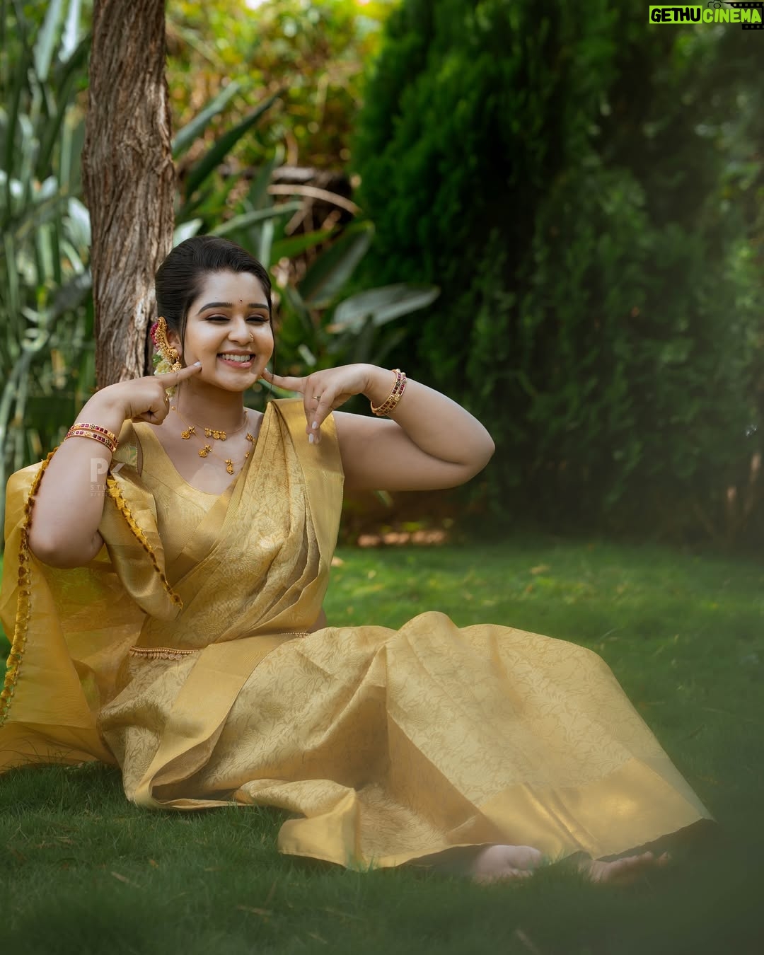 Mouna Guddemane - 69.6K Likes - Golden mood, graceful vibe ✨💛
Saree: @achchari_sarees 
Choker: @shimmerwithlove 
MUA: @makeup_by_manju_ 
Hairdo & styling : @makeover_with_manjula_ 
PC: @pkstudiophotography 
Designer : @rhythm_designer_studio 
.
.
.
#mouna #mouna_guddemane #charu #saree #ᴅʙᴏss #traditonal #kannadasong #kannada #trending #instagram #foryou #instagood