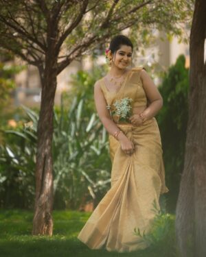 Mouna Guddemane Instagram - Golden mood, graceful vibe ✨💛
Saree: @achchari_sarees 
Choker: @shimmerwithlove 
MUA: @makeup_by_manju_ 
Hairdo & styling : @makeover_with_manjula_ 
PC: @pkstudiophotography 
Designer : @rhythm_designer_studio 
.
.
.
#mouna #mouna_guddemane #charu #saree #ᴅʙᴏss #traditonal #kannadasong #kannada #trending #instagram #foryou #instagood