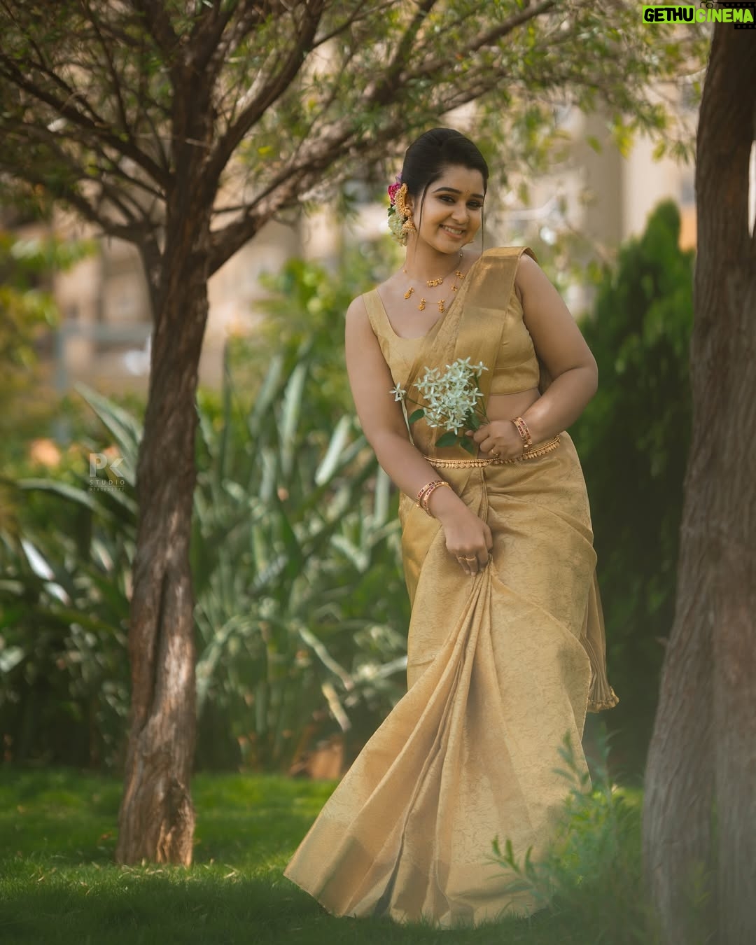 Mouna Guddemane - 69.6K Likes - Golden mood, graceful vibe ✨💛
Saree: @achchari_sarees 
Choker: @shimmerwithlove 
MUA: @makeup_by_manju_ 
Hairdo & styling : @makeover_with_manjula_ 
PC: @pkstudiophotography 
Designer : @rhythm_designer_studio 
.
.
.
#mouna #mouna_guddemane #charu #saree #ᴅʙᴏss #traditonal #kannadasong #kannada #trending #instagram #foryou #instagood