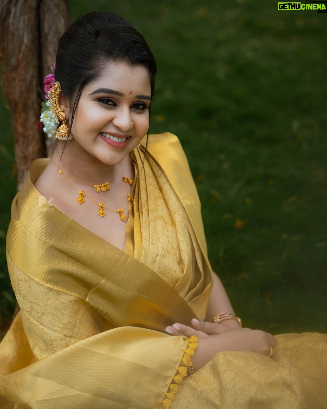 Mouna Guddemane - 69.6K Likes - Golden mood, graceful vibe ✨💛
Saree: @achchari_sarees 
Choker: @shimmerwithlove 
MUA: @makeup_by_manju_ 
Hairdo & styling : @makeover_with_manjula_ 
PC: @pkstudiophotography 
Designer : @rhythm_designer_studio 
.
.
.
#mouna #mouna_guddemane #charu #saree #ᴅʙᴏss #traditonal #kannadasong #kannada #trending #instagram #foryou #instagood