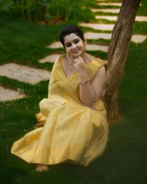 Mouna Guddemane Instagram - Golden mood, graceful vibe ✨💛
Saree: @achchari_sarees 
Choker: @shimmerwithlove 
MUA: @makeup_by_manju_ 
Hairdo & styling : @makeover_with_manjula_ 
PC: @pkstudiophotography 
Designer : @rhythm_designer_studio 
.
.
.
#mouna #mouna_guddemane #charu #saree #ᴅʙᴏss #traditonal #kannadasong #kannada #trending #instagram #foryou #instagood